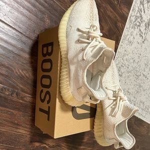 Yeezy 305 shoes. Condition is great. Size 7.5. 100 authentic.